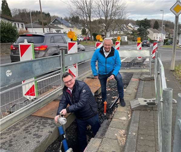 Die Wasserhauptleitungen und erneuerungsbedürftigen Hausanschlüsse in der Michaelstraße in Vettelschoß werden erneuert. Landrat Achim Hallerbach und Stadtwerke-Geschäftsführer Stefan Herschbach verschafften sich einen Überblick über den aktuellen Baufortschritt. Quelle: Kreiswasserwerk Neuwied