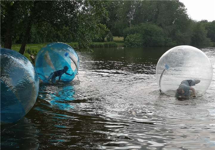 Die Wasserkugeln waren eine der größten Attraktionen.