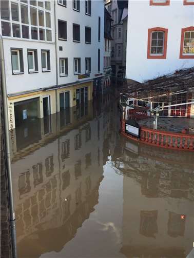 Die Wassermassen sind auch in die Fußgängerzone (Bernstraße) vorgedrungen.