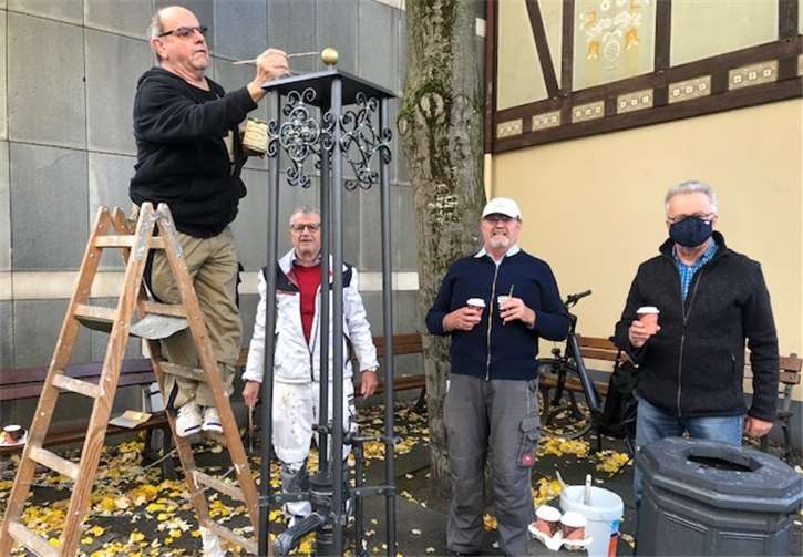 Die Wasserpumpe vor dem Altenheim Maria Josef in der Niederhut erhielt einen neuen Anstrich. Foto: privat