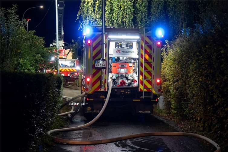 Zimmerbrand weitete sich aus Die Wasserversorgung war auch dank der Tanklöschfahrzeuge sichergestellt. Foto: Feuerwehr VG Puderbach/Wolfgang Tischler