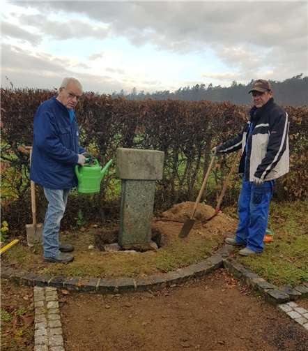 Die Wasserzapfsäule muss im Frühjahr nur noch angeschlossen werden. Foto: privat
