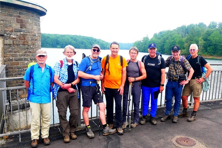 Die Watzmänner auf dem Staudamm der Neyetalsperre