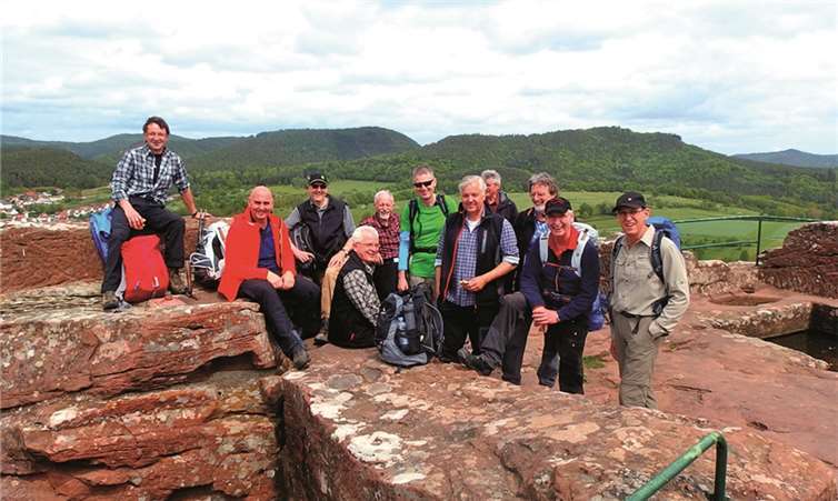Die Watzmänner rasten auf der Burg Drachenfels, entlang des malerischen Sagenwegs. privat