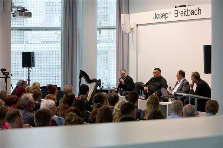 Die Wegbegleiter gewährten persönliche Einblicke in ihre gemeinsame Zeit mit AnNa R.: v. li. Manne Uhlig und Frank Wiedemann im Gespräch mit Ingo Schneider und Prof. Stefan Neuhaus.  Foto: Photography Mike Auerbach