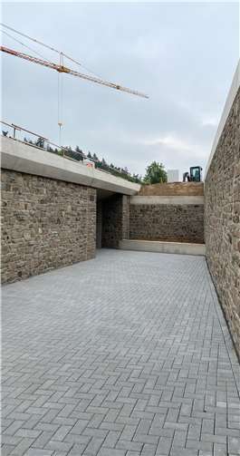 Die Wege sind gepflastert, die Wände mit Bruchstein ausgekleidet.