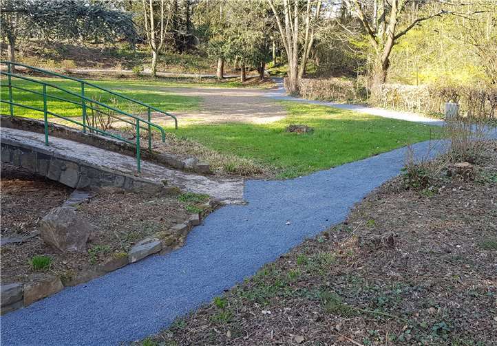 Die Wege wurden instandgesetzt und mit Split versehen.