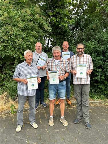 Die Wegepaten, Ewald Zepp (vorne, von links), Heinz-Josef Wölwer und Dieter Reif, erhielten die Urkunden zur Rezertifizierung der Traumpfade aus den Händen von Frank Neideck (hintere Reihe, links) und VG-Bürgermeister Jörg Lempertz (hintere Reihe, rechts).  Foto: Verbandsgemeinde Mendig/Pauly