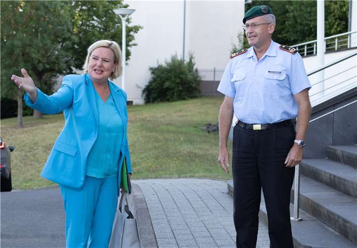 Die Wehrbeauftragte, Dr. Eva Högl, wird durch General André Bodemann in Empfang genommen. Foto: Bundeswehr/Fabian Schier