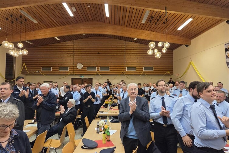 Die Wehren der Region Linz feiern gemeinsam im Bürgerhaus Dattenberg.