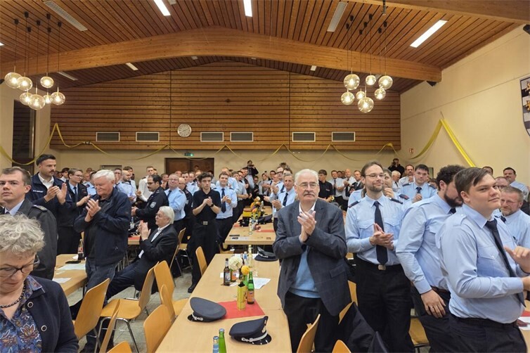 Die Wehren der Region Linz feiern gemeinsam im Bürgerhaus Dattenberg.