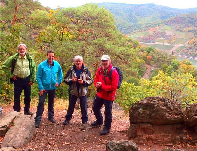 Die Wehrer Watzmänner auf dem Sonnenwaldsteig im Rheintal.