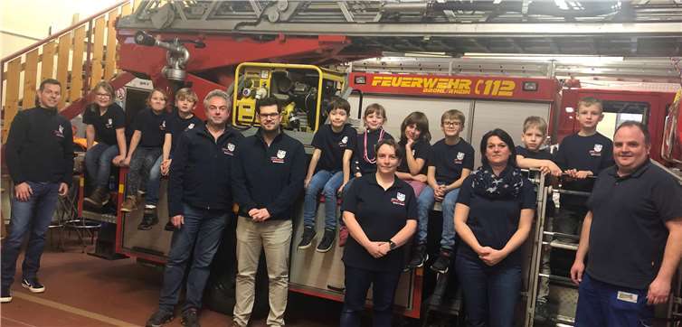 Die Wehrführung und -Leitung zu Besuch bei den Brohler Bambinis: v.l. Ronny Zilligen, Josef Nehler, Sebastian Still, Miriam Schubach, Yvonne Tannert sowie Uli Diekmann. (Das Foto wude vor Ausbruch der Corona-Pandemie aufgenommen). Foto: privat