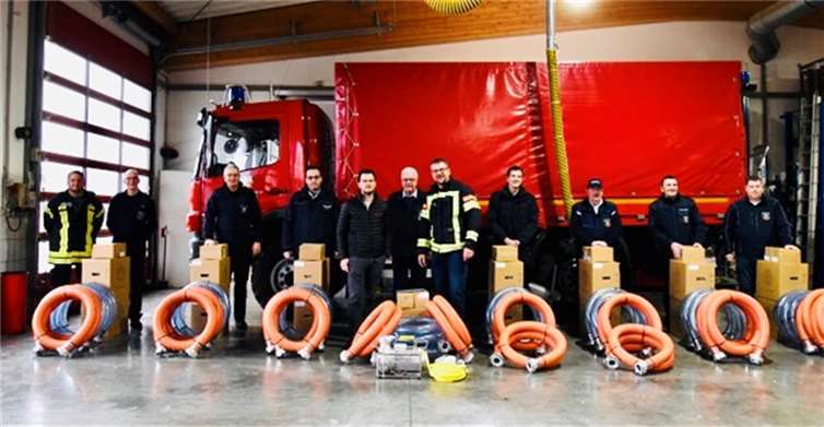 Die Wehrleiter und Feuerwehrkameraden der acht Verbandsgemeinden, Gemeinden und Städte, aus dem Landkreis Ahrweiler, übernahmen einen Tag vor Heiligabend, jeweils zwei Schmutzwassertauchpumpen vom Typ Mini-Chiemsee.  Fotos: Sandra Krahe