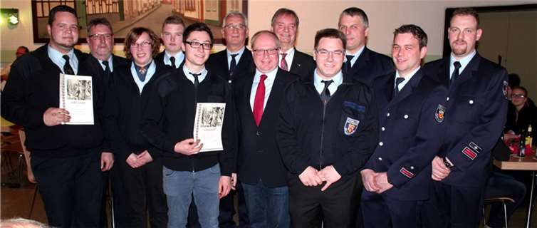 Die Wehrleitung mit neu verpflichteten und beförderten Feuerwehrleuten. DL