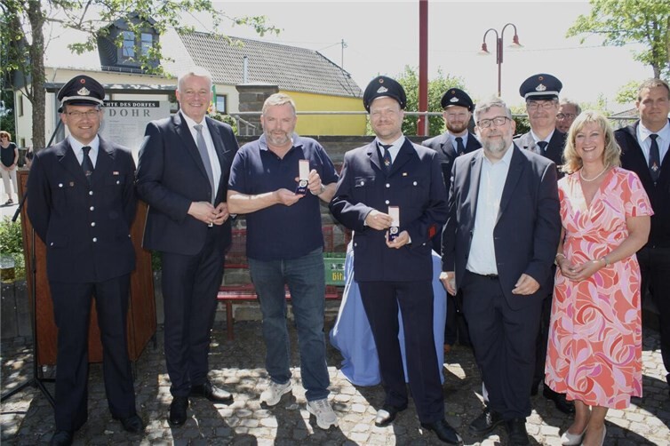 Die Wehrleute Hans-Jürgen Krück und Christoph Zelt erhielten vom Ministerpräsidenten das Silberne Feuerwehrehrenzeichen.