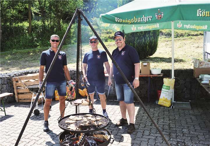 Die Wehrmänner verwöhnten ihre Gäste mit deftigen Leckereien vom Grill.