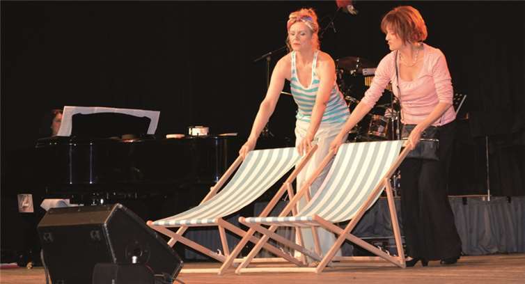 Die Weiber spielten und sangen sich in die Herzen der Zuschauer. AB