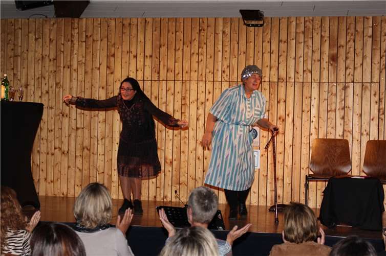 Die Weibsbilder Anke Brausch und Claudia Thiel (von links) sorgten in der Waldorfer Vinxt¬bachhalle für Lachsalven am laufenden Band.