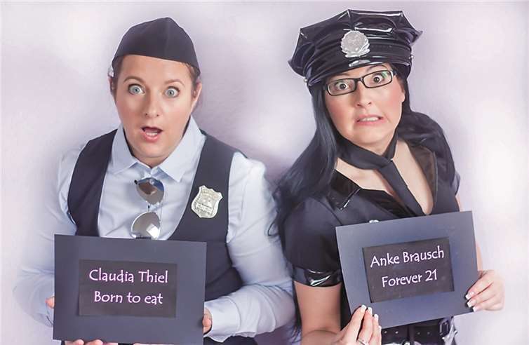 Die "Weibsbilder" schlüpfen diesmal in die Rolle deutscher Polizistinnen. privat