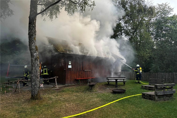 Die Weiherhütte in Weroth wurde durch ein Feuer schwer beschädigt.