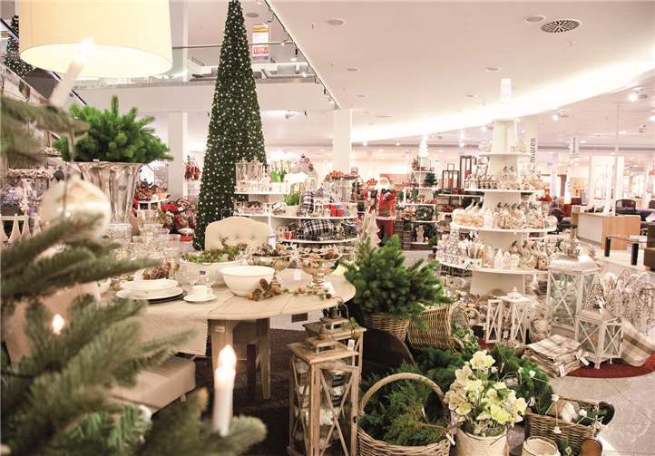 Die Weihnachtsausstellung bei Porta Möbel stimmt ab sofort auf das mit großen Schritten nahende Fest ein. Porta Möbel