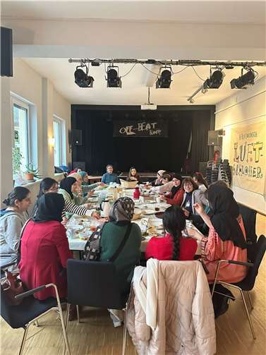 Die Weihnachtsfeier des Frauencafés bietet eine schöne Gelegenheit für gemütliches Beisammensein und Austausch.  Foto: Louise Houshmand
