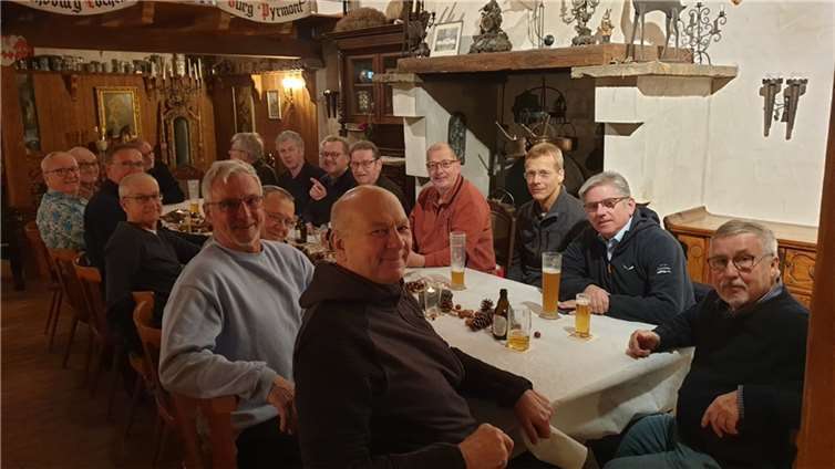 Die Weihnachtsfeier für die Gruppe „Fitness für Männer“ nach einem sportlichen Jahr war nicht nur eine Feier der festlichen Jahreszeit, sondern auch eine verdiente Anerkennung für das Engagement der Teilnehmer. Foto: privat