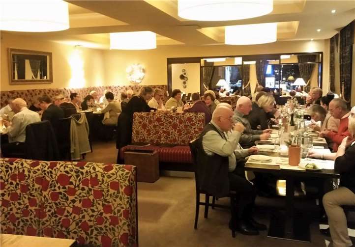 Die Weihnachtsfeier war gut besucht.