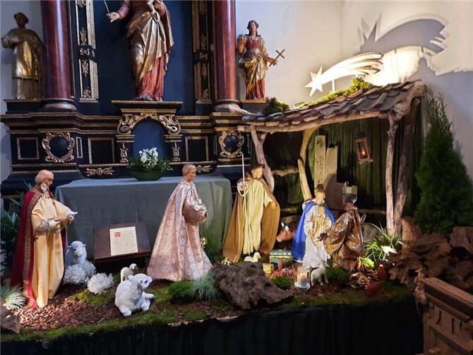 Die Weihnachtskrippe aus Schwemmholz . Foto: Peter Kuhsel