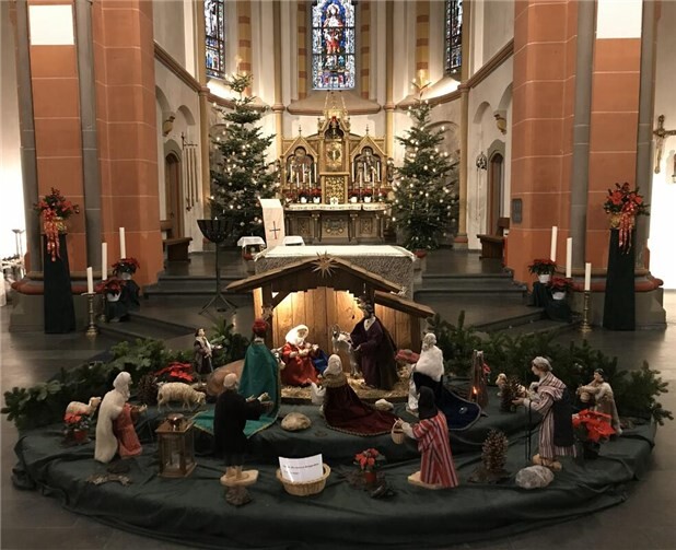 Die Weihnachtskrippe in der St. Kastor Kirche am Dreikönigstag. Foto: Manni Puth