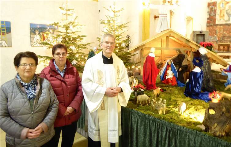 Die Weihnachtskrippe war noch nicht abgeräumt während des Gebets für Migranten. Passend, finden Küsterin Christa Henkes, Gabi Thome und Pfarrer Michael Kohlhas (v.l.), denn Jesus sei ja selbst ein Flüchtlingskind gewesen.GBA