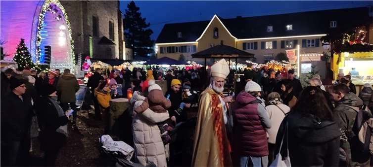 Die Weihnachtsmarktbesucher gingen und standen auf weichem Rindenmulch.