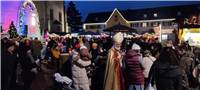 Die Weihnachtsmarktbesucher gingen und standen auf weichem Rindenmulch.