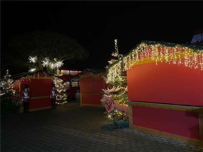 Die Weihnachtsmarktbuden warten schon auf zahlreiche Besucher.