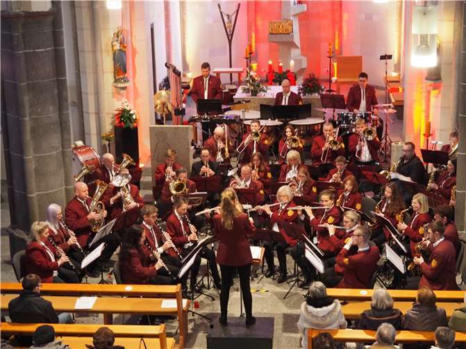 Die Weihnachtsmatinee der Blaskapelle Ettringen in der Pfarrkirche.  Fotos: Bernd Schmitz