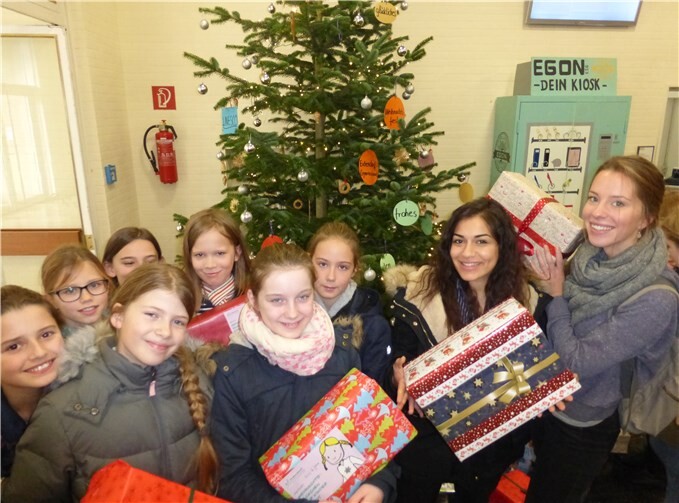 Die Weihnachtspäckchen enthalten neben Geschenken, wie Schreib- und Malutensilien, Süßigkeiten und Spielsachen auch persönliche Grüße der Spender.privat