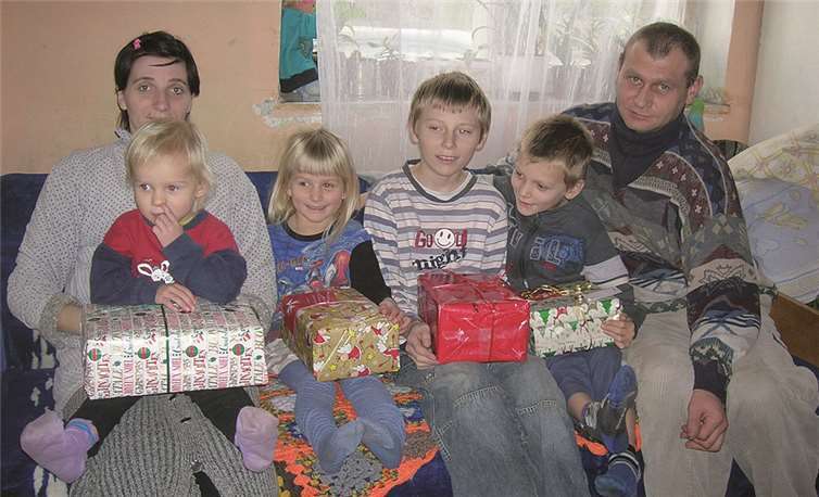 Die Weihnachtspakete sorgen in den armen Familien für große Freude.  Privat