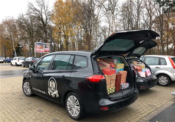 Die Weihnachtspakete werden zur nächsten größeren Sammelstelle, ins Höffner Möbelhaus nach Rösrath, verbracht.Fotos: privat