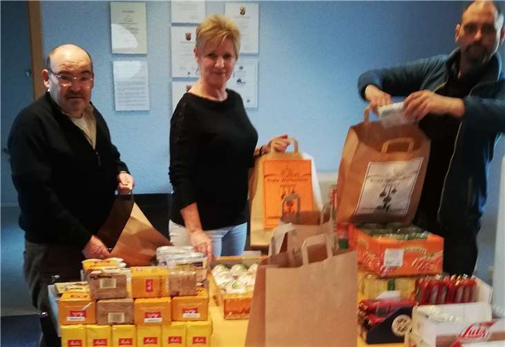 Die Weihnachtstüten wurden mit Grundnahrungsmitteln und Leckereien befüllt. privat