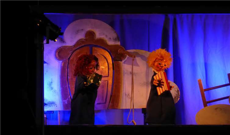 Die Weihnachtswichtel Zimtsternchen und Bratapfel tun alles, um das Weihnachtsfest zu retten.Fotos: RU