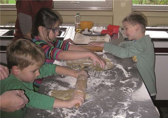 Die „Weihnachtswichtel“ beim Ausrollen des Teigs und Ausstechen der Plätzchen.privat