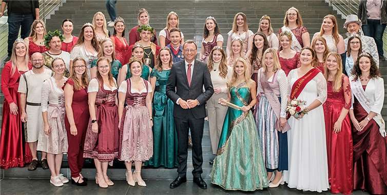 Die Wein- und Festmajestäten beim Gruppenfoto mit dem Bundestagsabgeordneten Josef Oster im Paul-Löbe-Haus.  Foto: Bundesregierung / StadtLandMensch-Fotografie