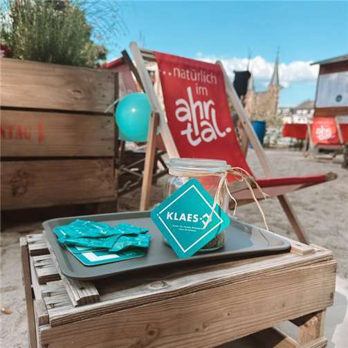 Sommerfeeling mit Teamspirit! Die WeinLounge mit ihrem Beach-Flair, Sandboden und direktem Blick auf die Ahr bot wieder einmal die perfekte Kulisse für einen entspannten Feierabend. Fotos: privat