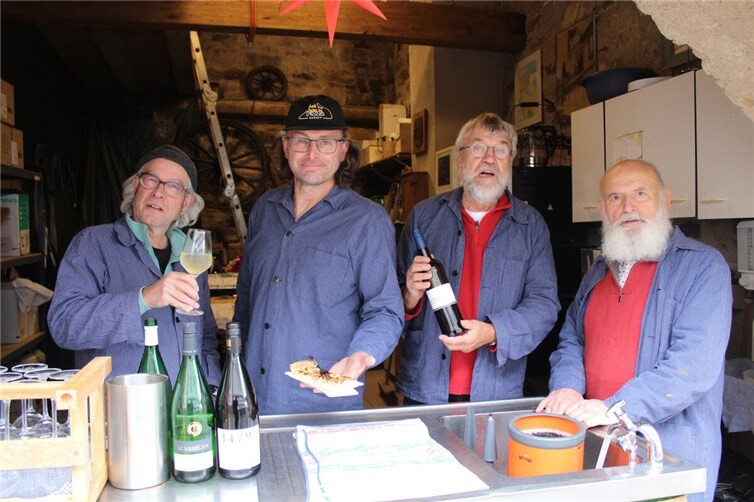 Die Weinbaubruderschaft war mit hausgemachtem Zwiebelkuchen und ausgesuchten Weinen am Start.