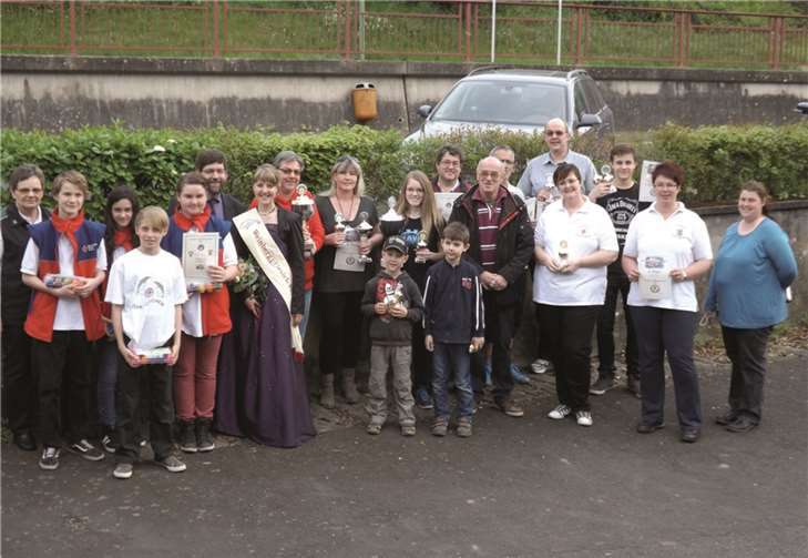 Die Weinbergpfirsichfee Annabell mit den Siegern. privat