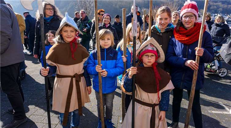 Die Weinbergspfähle der Kinder symbolisiertendie Speere und Piken der Besatzer.