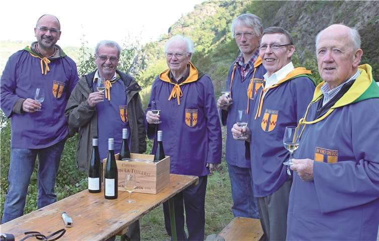 Die Weinbruderschaft war zufrieden mit dem Ergebnis der Rebenschau.privat