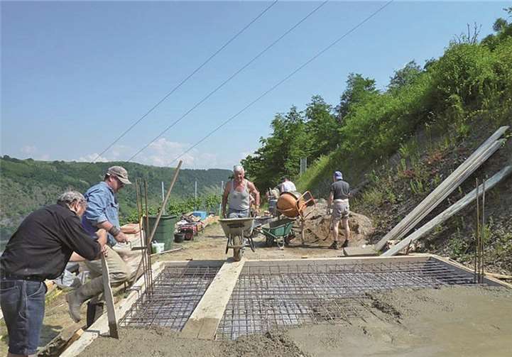 Die Weinfreunde beim Betonieren. Bei strahlendem Sonnenschein wurden die Arbeiten gegen Mittag erfolgreich beendet. privat