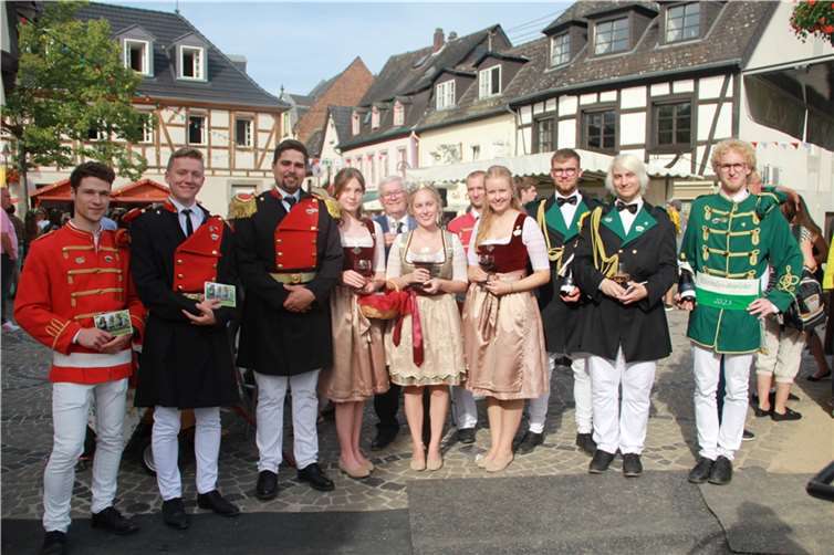Die Weinkönigin Burgundia Lucie I. mit den Weinprinzessinnen und dem Hofstaat, im Hintergrund Gerhard Hausen bei der Weinkönigin  Fotos: SW